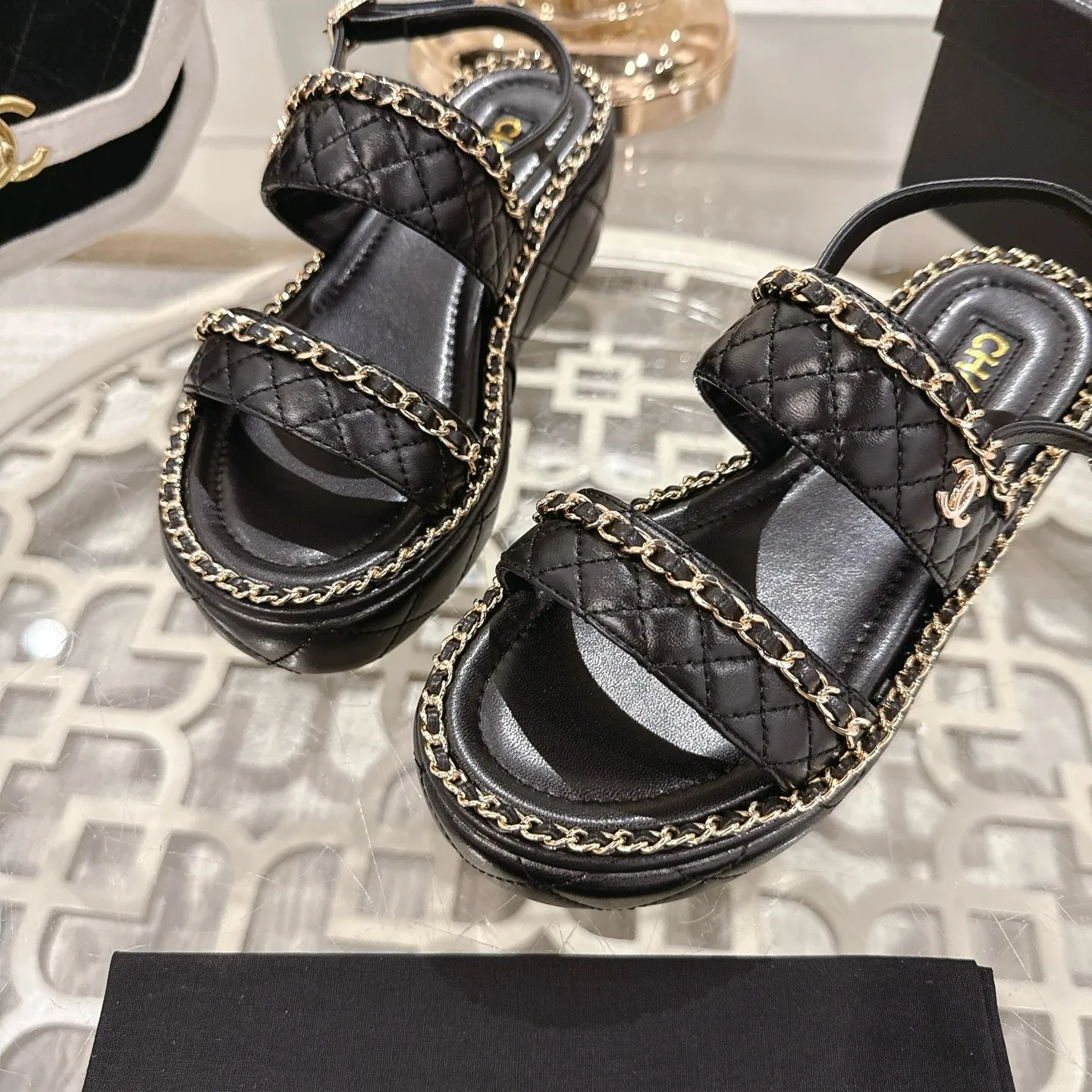 👟👟Ex-factory price 600👟👟 𝐂𝐇𝐀𝐍𝐄𝐋 | Xiaoxiang 25𝐬𝐬 🦋2025 Spring and Summer New Products Counter Classic Xiaoxiang Double C Diamond Chain Slippers Series New〰 🍬 The absolute best in the BS fashion circle. Matching will perform meticulously Minimalist, classic elements that will never fade away 💋 Show unique dressing style, too beautiful to say anything. A must-have for summer... Upper: Original high-customized lambskin Lining: Imported mixed sheepskin lining Outsole: Original molded non-slip outsole Shoe size: 35-39 (34.40.41.42 customization is not returnable)